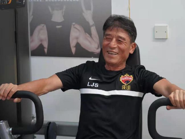 步道两侧，摆满了还凝结着露水的鲜花，皇家卫队的士兵手握步枪、庄严肃穆的站在道路两侧，目送着海伦娜缓缓走进。